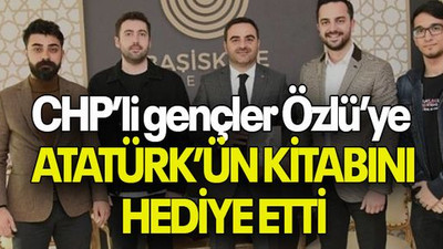 CHP’li gençler Özlü’ye ATATÜRK’ÜN KİTABINI HEDİYE ETTİ